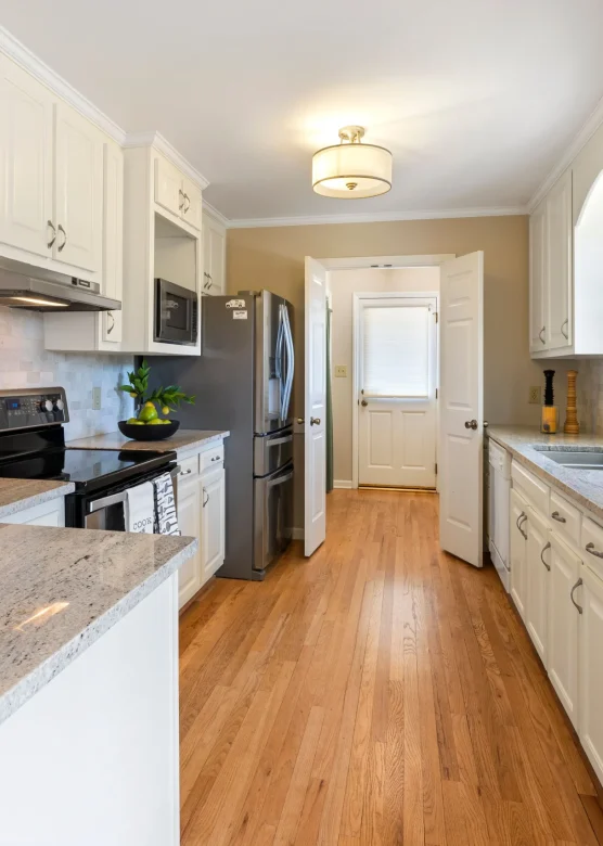 Kitchen-countertop-and-floor-scaled